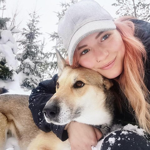 Kvinna med hund.