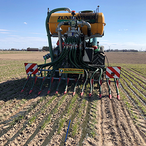 En jordbruksmaskin åker på ett fält.