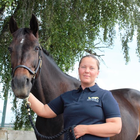 Agneta Sandberg tillsammans med en brun häst