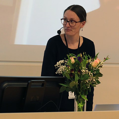 Foto på Johanna Karlsson vid hennes disputation. 