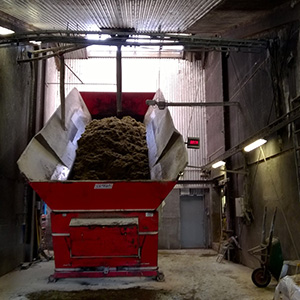 Foderblandare inne i en silo. Foto. 