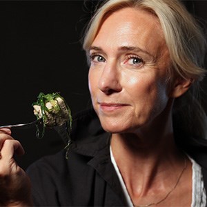 Vetenskapens världs programledare Victoria Dyring testar framtidsmat. Foto.
