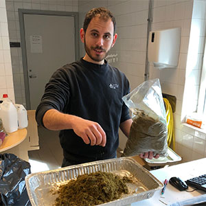 Markos Managos i foderlaboratoriet. Foto. 