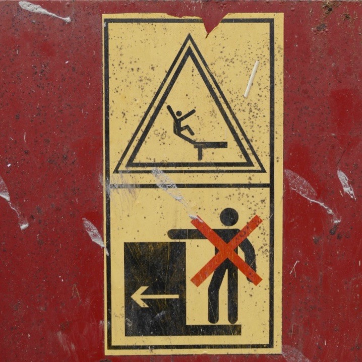 Varningskylt, varning för att fall