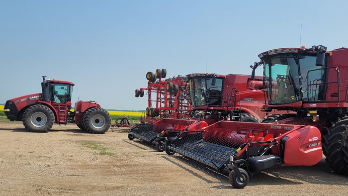 Röda tröskor och röd traktor