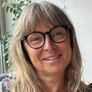 Kvinna med glasögon och långt blont hår