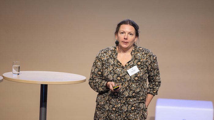 Kvinna med mörkt hår