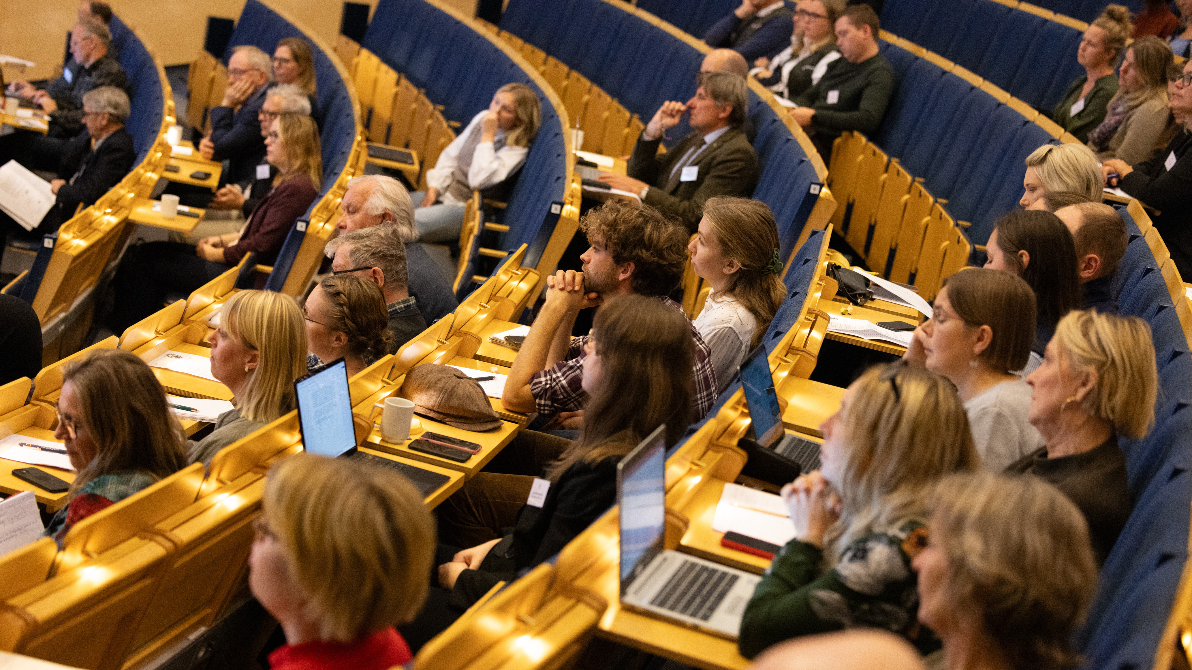 Publik som sitter i aula