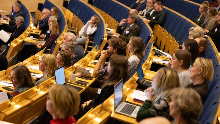 Publik som sitter i aula