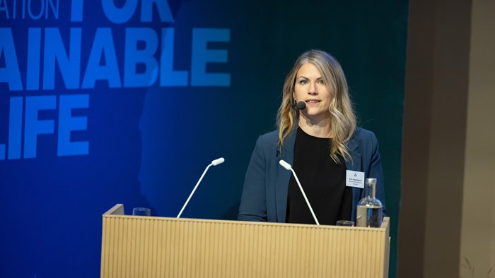 Kvinna med långt blont hår