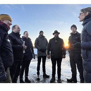 Sju män och kvinnor som står i grupp