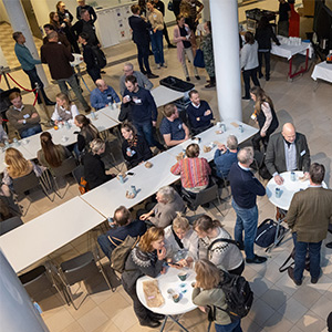 Många människor som pratar med varandra på konferens