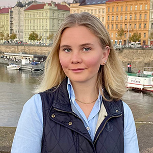 K vinna med långt blont hår