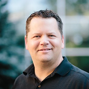 Man med kort mörkt hår