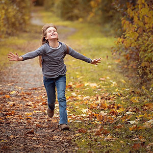 Flicka springer i naturen