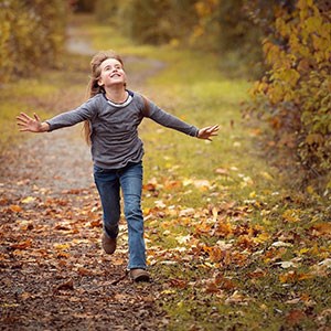 Flicka springer i naturen