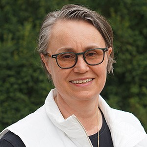 kvinna med kort hår och glasögon