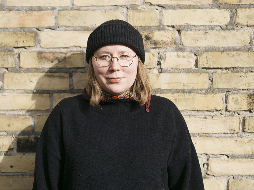 En kvinna framför en vägg