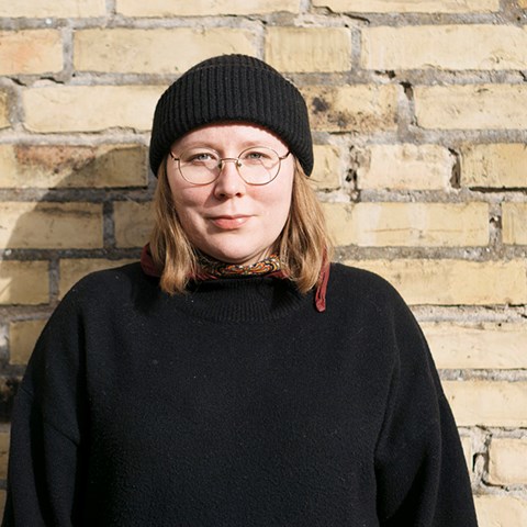 En kvinna framför en vägg