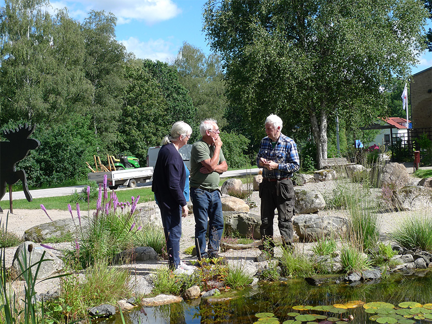 Äldre människor i en park