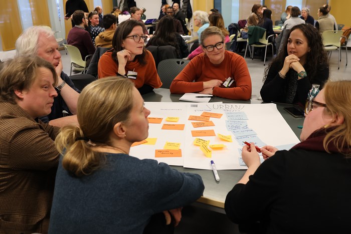 Människor diskuterar markhälsa under en workshop.