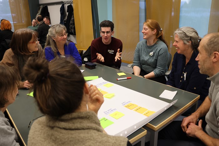 Människor diskuterar markhälsa under en workshop.