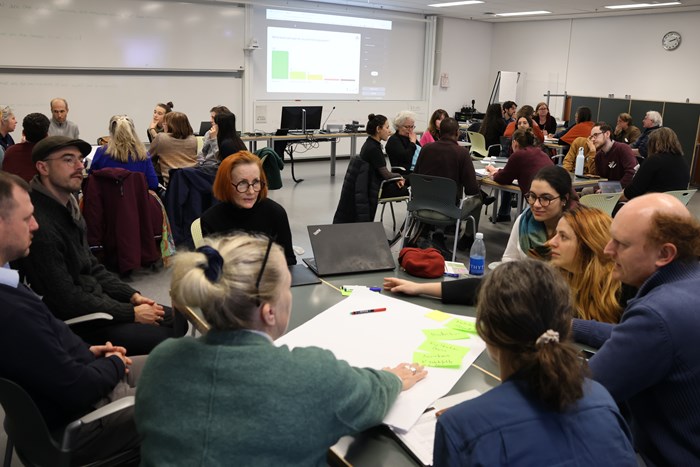Människor diskuterar markhälsa under en workshop.