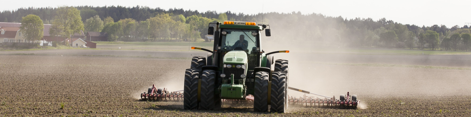 En traktor plöjer ett fält, foto.