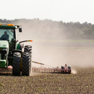 Traktor på ett fält, foto.