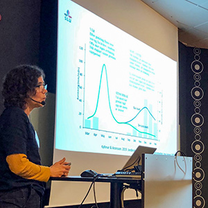 En forskare presenterar en power point.