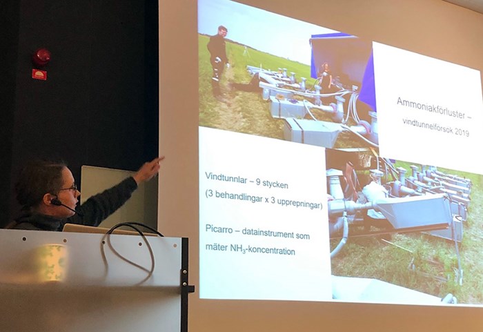 En forskare presenterar en power point.