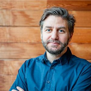 Porträttfoto av en man inomhus. Foto.