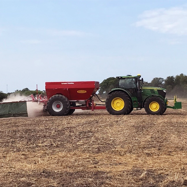 Traktor på åker sprider strukturkalk