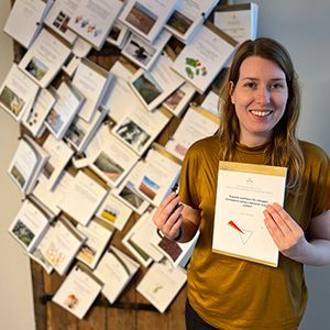 Sandra Wolters visar upp sin avhandling