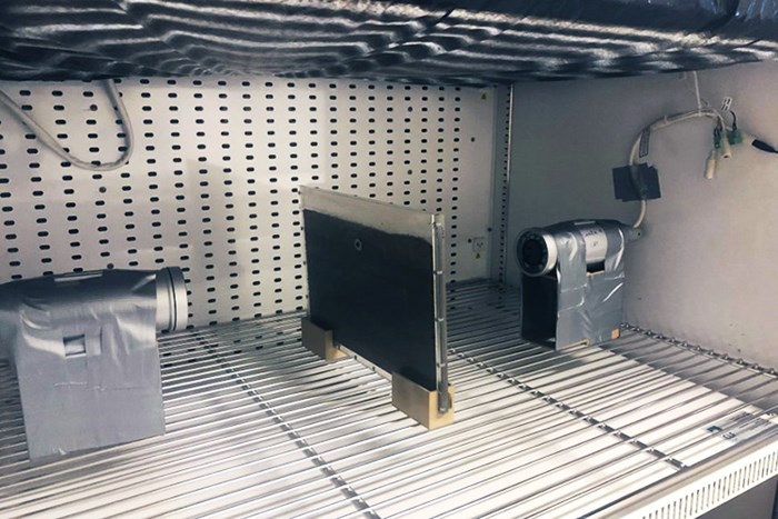 experimentinstallation i labb med en platta jord mellan två kameror
