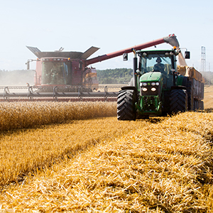 Traktor arbetar på en åker