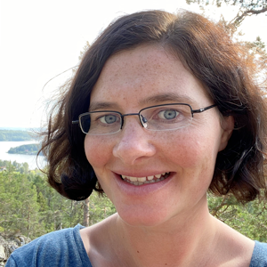 Porträttbild av kvinna utomhus. Foto.