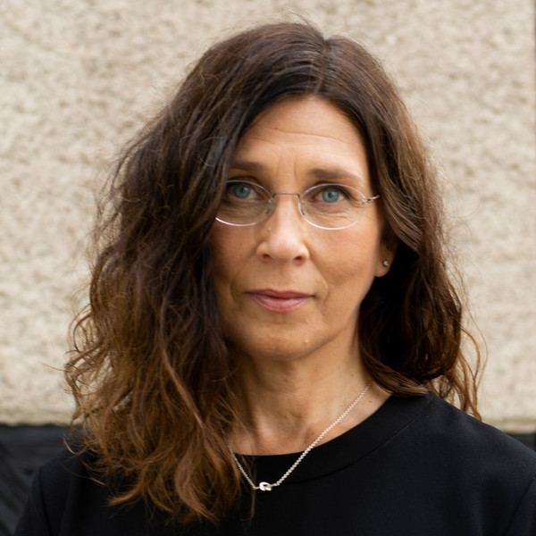 Porträttfoto av en kvinna utomhus. Foto.