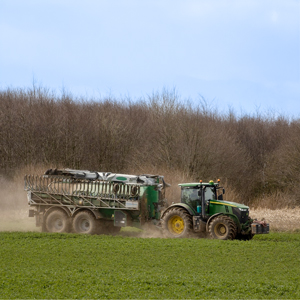 En traktor på en åker. Foto.