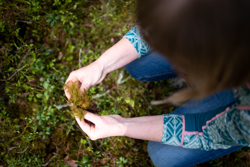 A woman is holding moss. Photo.