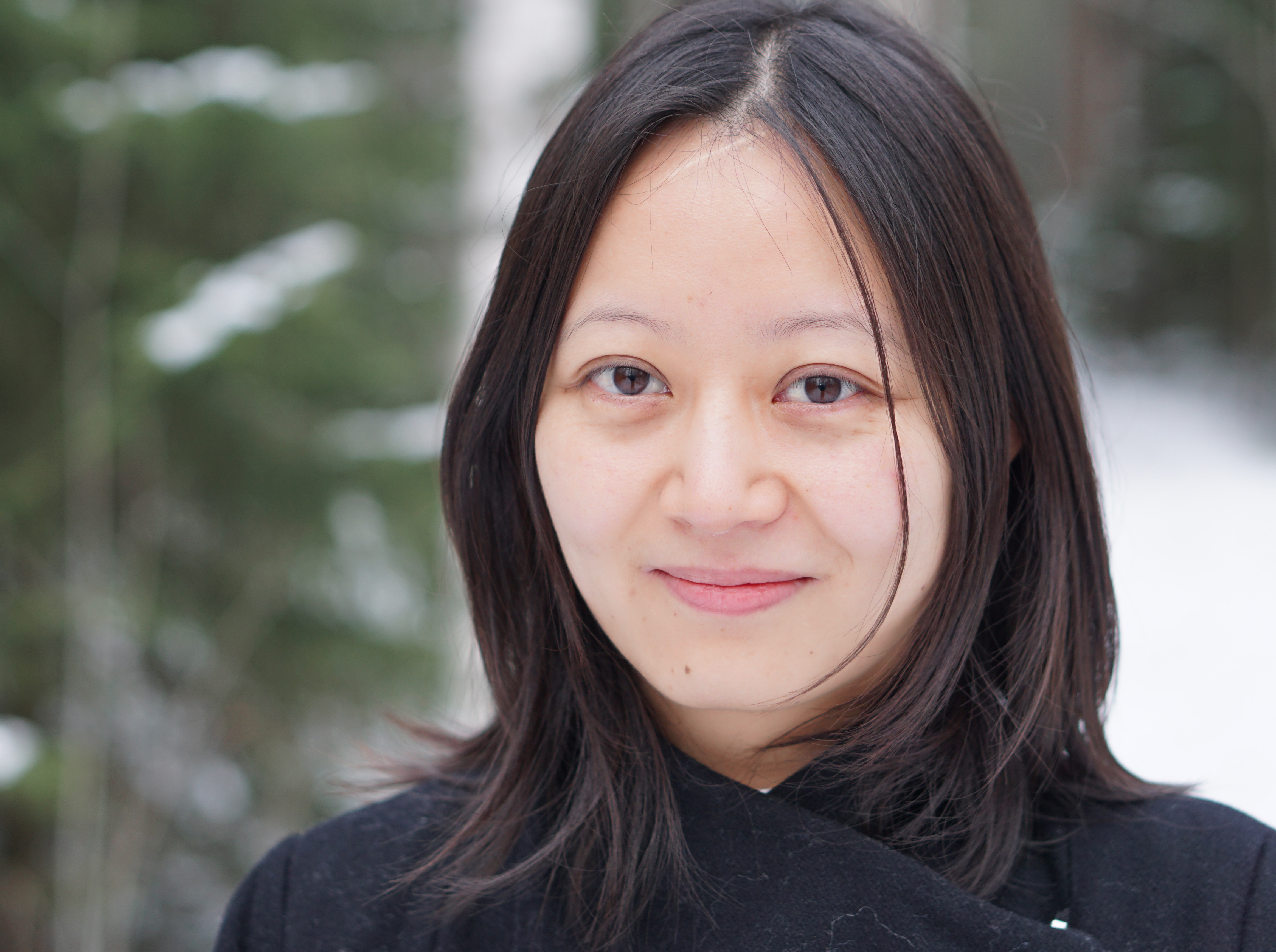 Närbild av Xiao Hu i vintrig skog