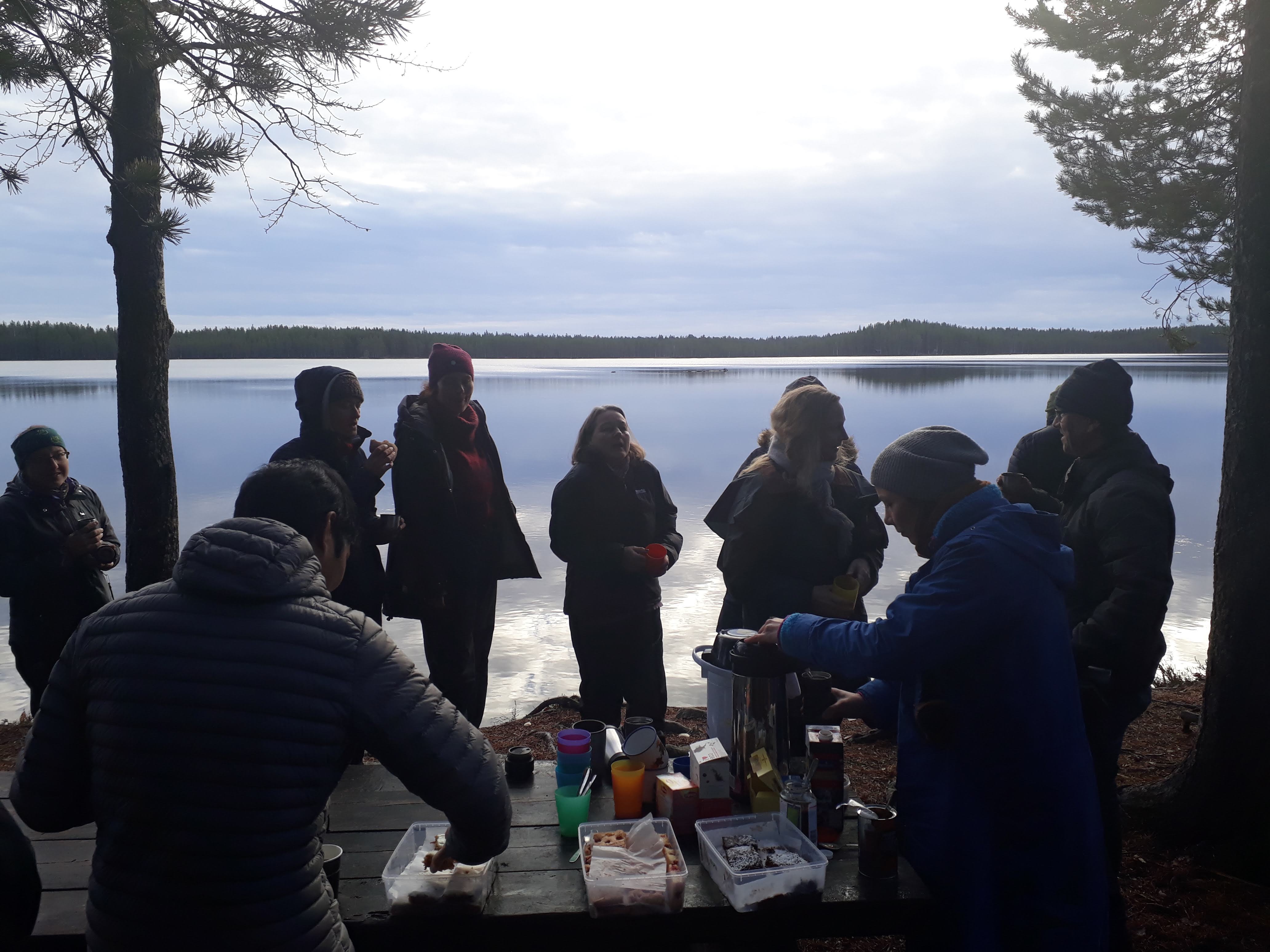 Grupp av människor vid sjö