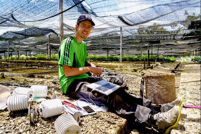 Arvid Lindh fixar med mätinstrument inför mitt klimatexperiment i Luasongs plantskola. 