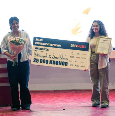 Sanaz Kalantari och Rana Toprak  vid prisutdelningen. Foto.