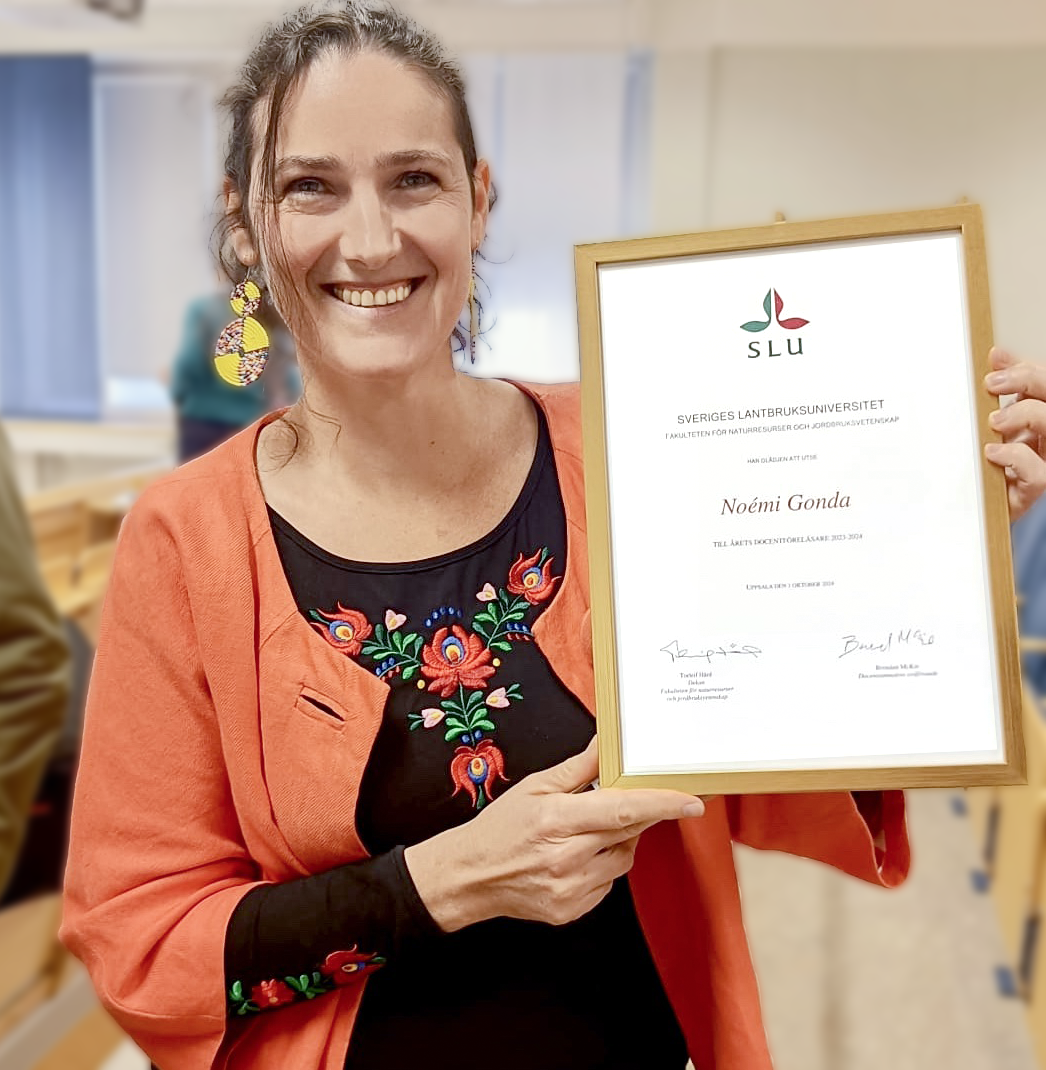 Noémi Gonda displaying her diploma.