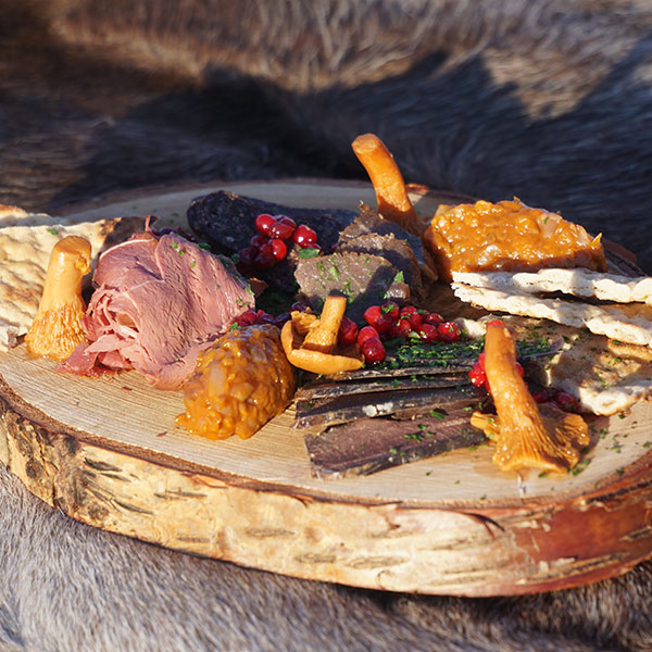 Samisk mat på björkskiva