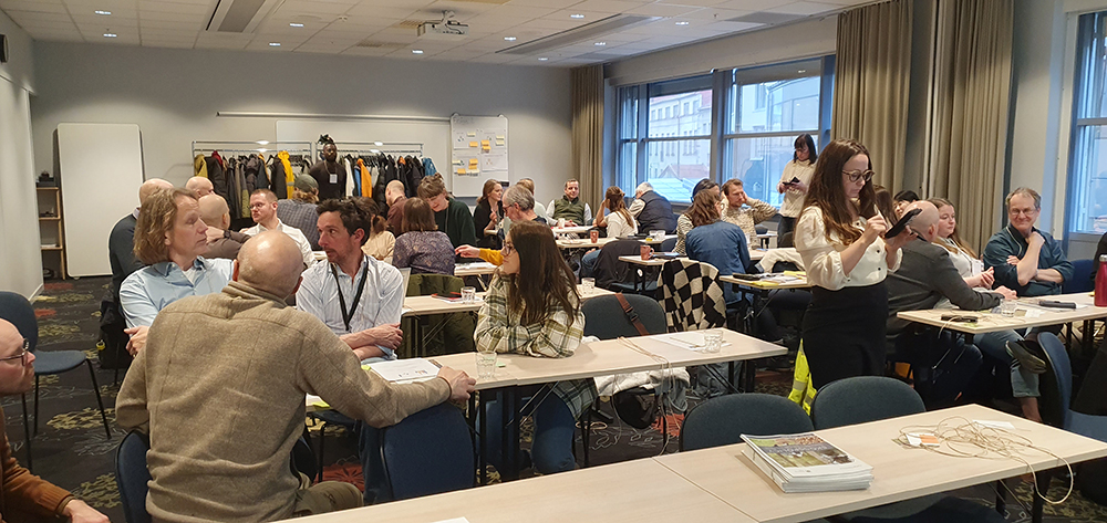 Diverse diskussioner pågår i konferensrum