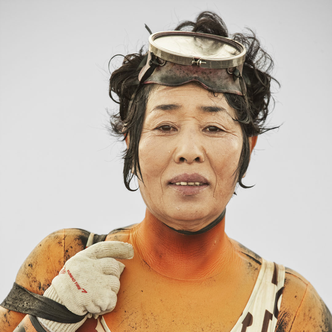 Kvinna med cyklop på huvudet.