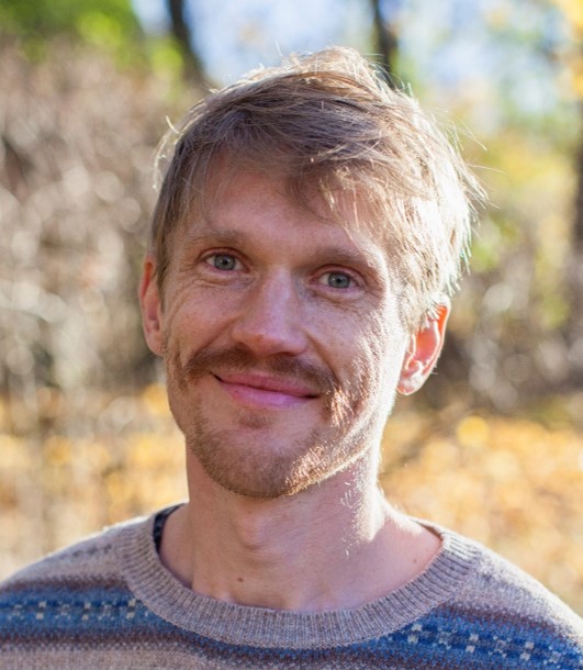 Porträttbild av Gustav Hellström.