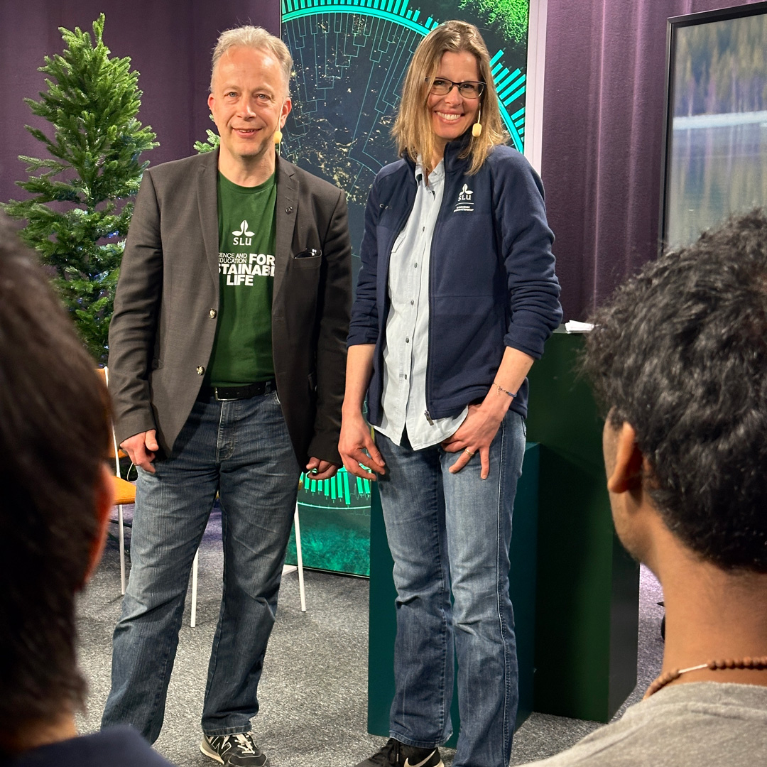 Två forskare i en studio tittar in i kameran, silhuetter av två ungdomar.